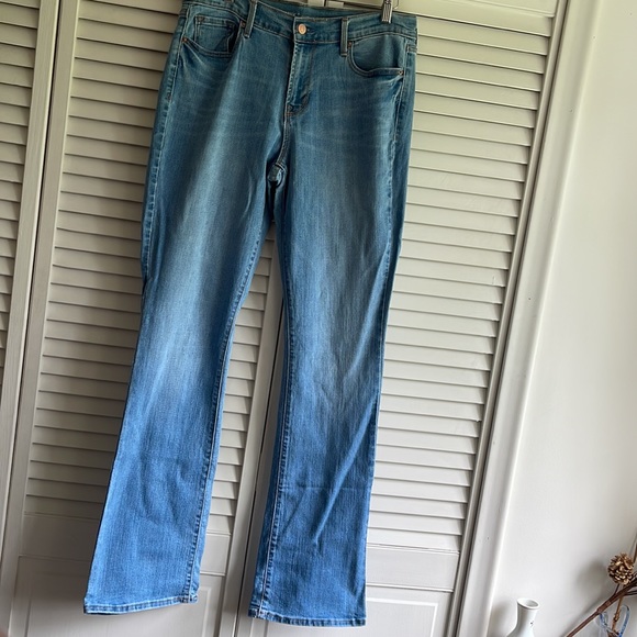 Blue Jeans Curvy Mid Rise - Picture 2 of 9